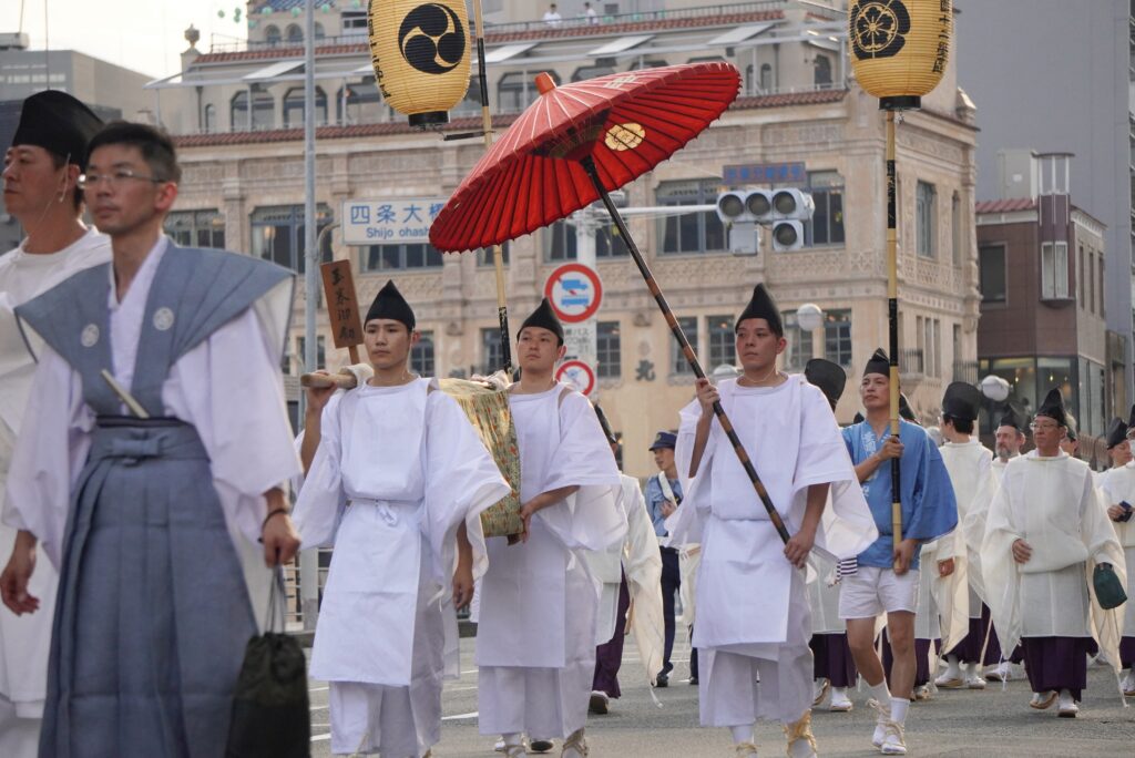【活動報告】「ENプロジェクト」第9弾:京都の伝統行事「祇園祭」神幸祭の「豊園泉正寺榊行列」にじげんアップデーターズの選手が参加いたしました